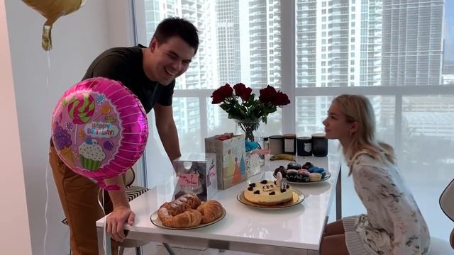 ДЕНЬ РОЖДЕНИЯ! РАСПАКОВКА ПОДАРКОВ смотреть онлайн