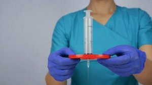 Как правильно снимать иглы со шприцев?