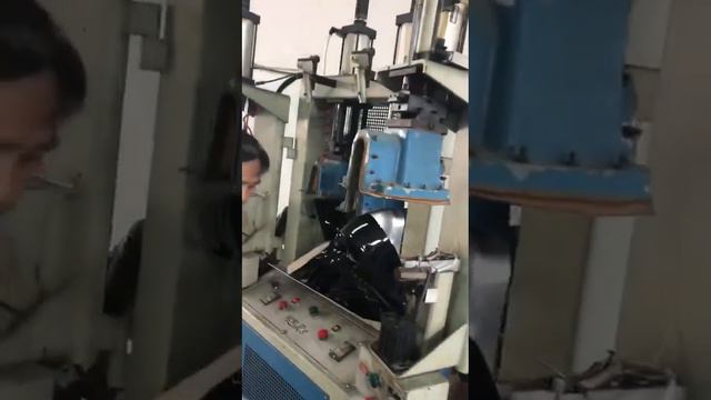 На фабрике обувь, у этого фабрики в основном делают спортивные обувь известный бренд для европы смотреть онлайн