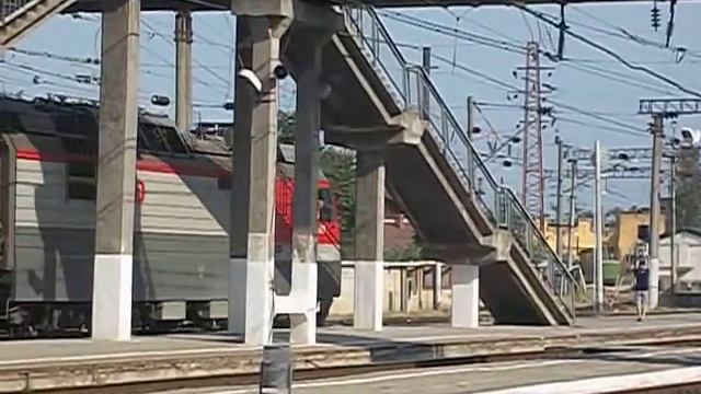 Тепловоз ЧМЭ3 и электровоз 2ЭС4К маневрируют по станции Дербент смотреть онлайн