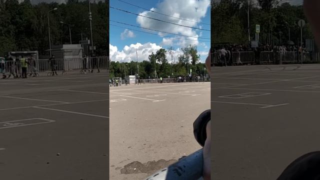 МФЦ Сахарова 13.06.2021.очень много народа, полиция избивая с дубинкой гоняет давку. смотреть онлайн