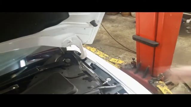 Установка газового упора капота на Ford Focus 3 смотреть онлайн