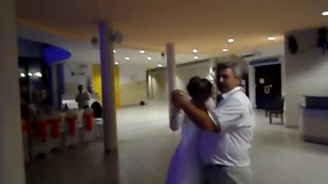 ТАНЕЦ ПАПЫ И ДОЧКИ 14 08 2015 смотреть онлайн