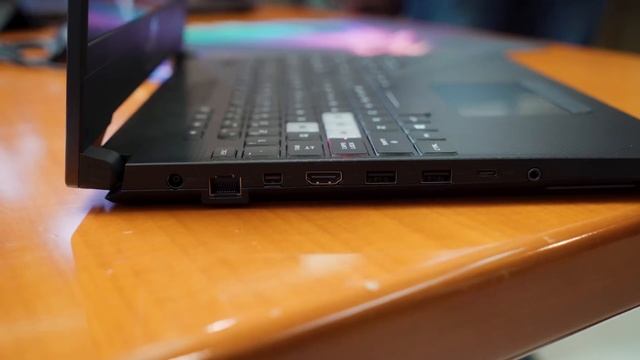 ASUS ROG Strix SCAR II hands-on: Powerful gaming laptop with narrow bezels смотреть онлайн