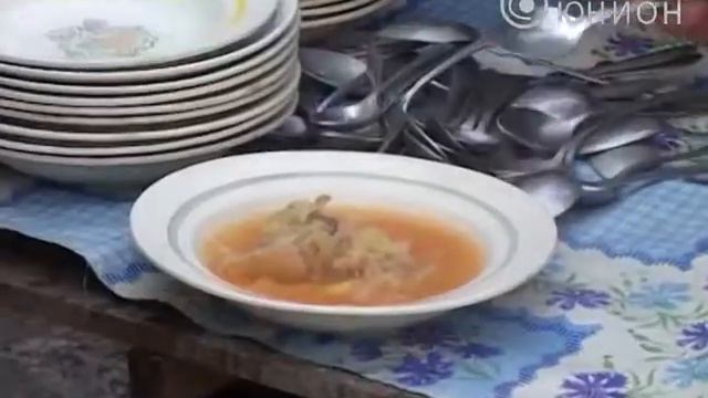 В Красноармейске бездомных кормят горячими обедами смотреть онлайн