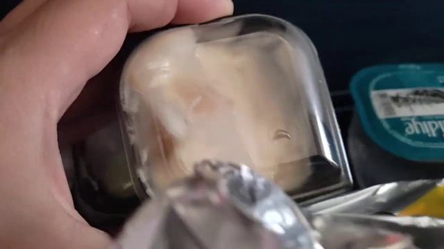 Turkish Airlines.Беспл.еда в самолете-омлет с колбас,сыр,оливки,сыр плав,масло,хлеб,варенье,вода,со смотреть онлайн