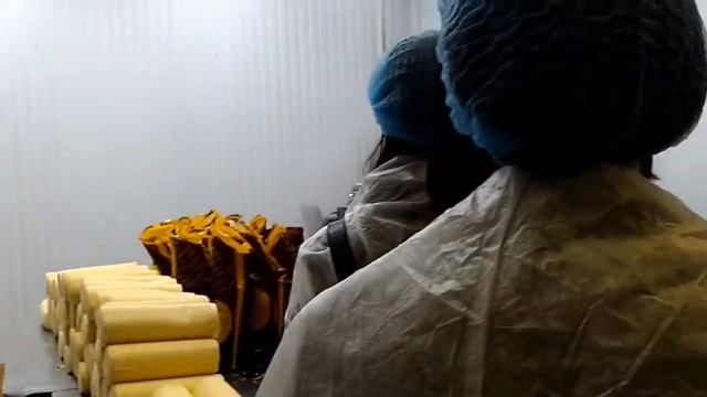 Упаковка сыра "Бондарский". В клипсаторной смотреть онлайн