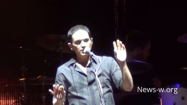 Brian Molko stops Placebo live show in Moscow to invoke fans to be careful 26.10.2016