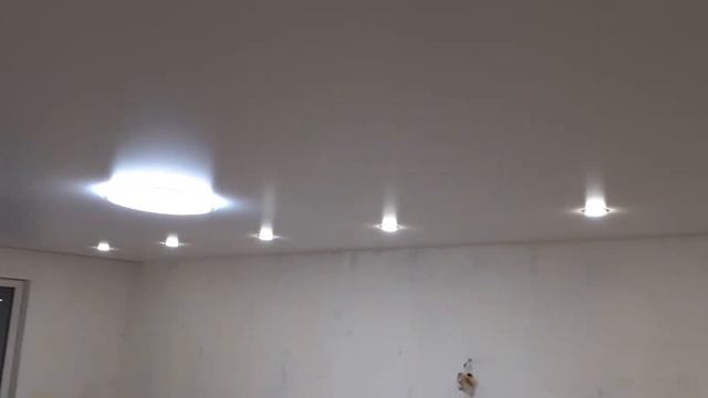 Потолок с нишей под карниз и комбинированным освещением смотреть онлайн