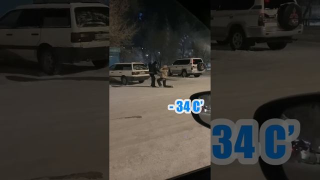 КАК ОДЕВАЮТСЯ В СИЛЬНЫЕ МОРОЗЫ #shorts смотреть онлайн