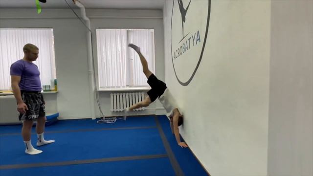 КАК НАУЧИТЬСЯ ДЕЛАТЬ СТОЙКУ НА РУКАХ быстро и качественно