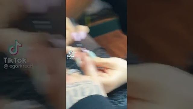 Его Крид проспал на маникюр смотреть онлайн