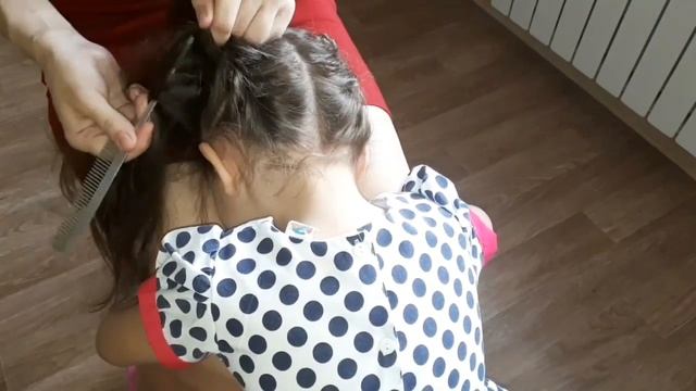 Две милые причёски косички в садик! Красиво и удобно .Как заплести дочь . Hairstyle braids for gir смотреть онлайн