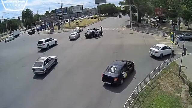 В Волгограде на оживленном перекрестке столкнулись две иномарки смотреть онлайн