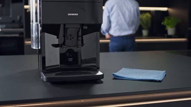 Rengør mælkesystemet i Siemens EQ.500 classic espressomaskine смотреть онлайн