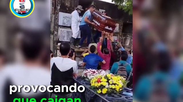 Se les cayó ataúd en pleno entierro; fallecido salió volando смотреть онлайн