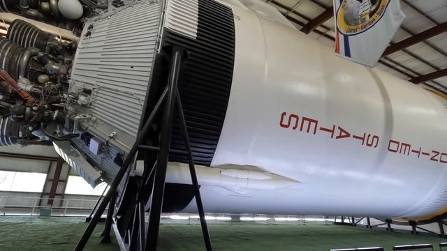 Detailed tour around the Saturn V rocket! смотреть онлайн