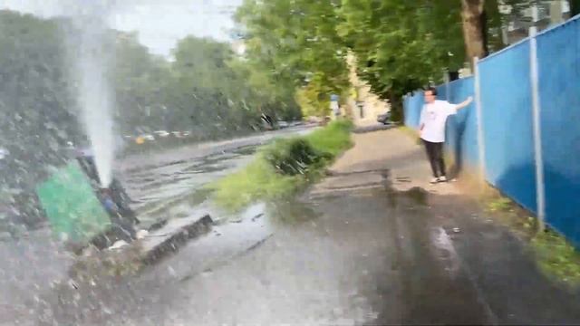 Как БЕСПЛАТНО помыть машину/Искупаться в центре Москвы смотреть онлайн