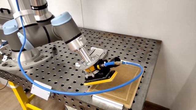 Шлифование и растирание патины для мебельных производств с помощью коботов смотреть онлайн