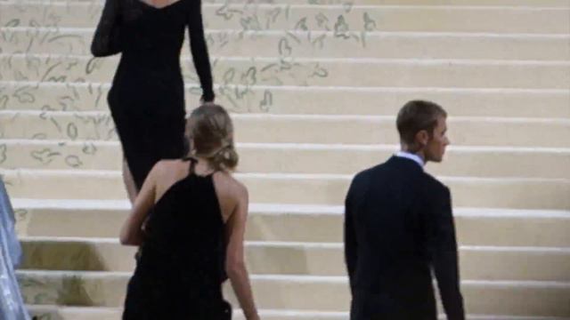 Justin And Hailey Bieber Walk The 2021 MET Gala Amid Selena Chants #justinbieber #trending