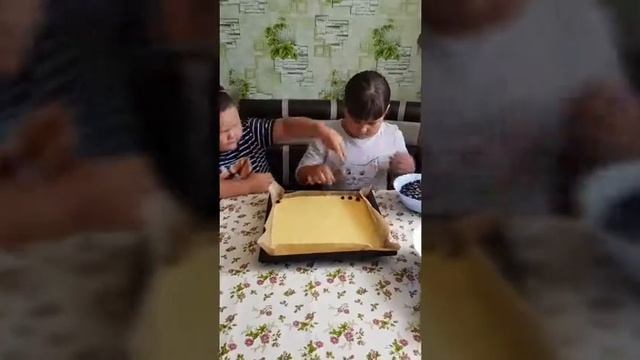 Девчонки пекли пирог на минералке!