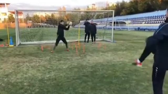 Тренировки вратарей Goalkeepers training смотреть онлайн