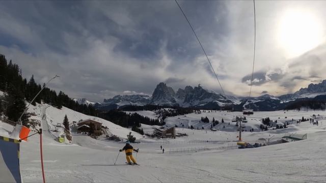 Skiing the Dolomites: a journey from Badia to Alpe di Siusi ... and back смотреть онлайн