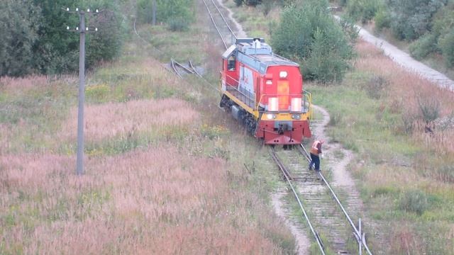 Маневровый тепловоз ТЭМ18ДМ-855 на бывшей станции Запсковье. Перевод ручной стрелки смотреть онлайн