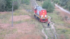 Маневровый тепловоз ТЭМ18ДМ-855 на бывшей станции Запсковье. Перевод ручной стрелки