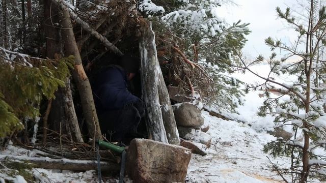 Out to the Frozen Sea! 3 Day WINTER Camping Alone - Island Bushcraft Shelter смотреть онлайн