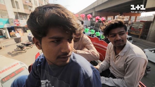 Как в Пакистане обычный транспорт превращают в произведение искусства смотреть онлайн