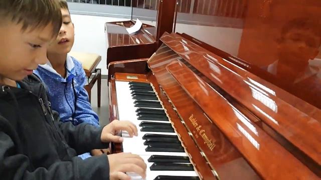 Itan teaches his 6-year-old brother Tamir piano ))) смотреть онлайн