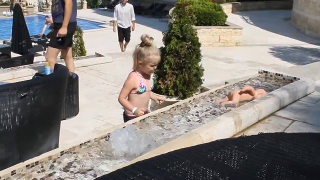 Беби Борн купается в фонтане. смотреть онлайн