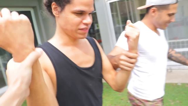 BROMA LO TIRAMOS A LA PISCINA LLENA DE BOLAS DE COLORES !! смотреть онлайн