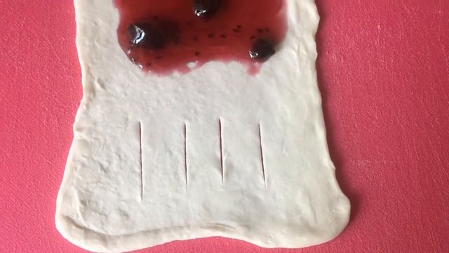 Штрудели с ягодным джемом из слоеного теста / Puff pastries with jam смотреть онлайн