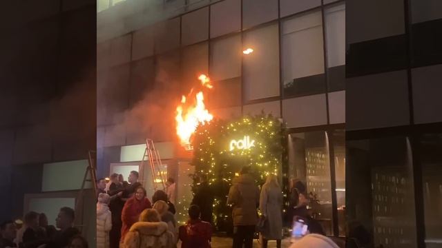 В Москве загорелся ресторан folk.mp4 смотреть онлайн