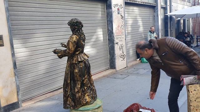 Уличные артисты. Живая статуя. Португалия г.Порту смотреть онлайн