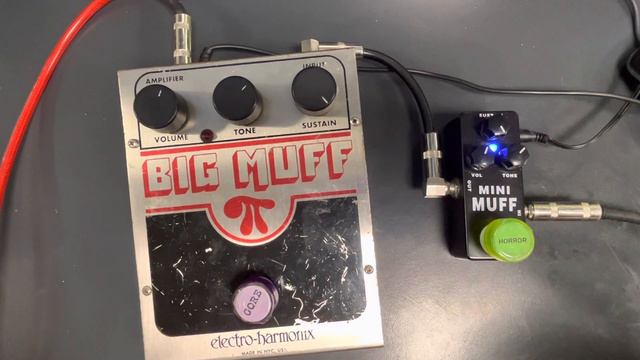 EHX NYC Big Muff and MOSKY Mini Muff. They pretty much sound identical смотреть онлайн