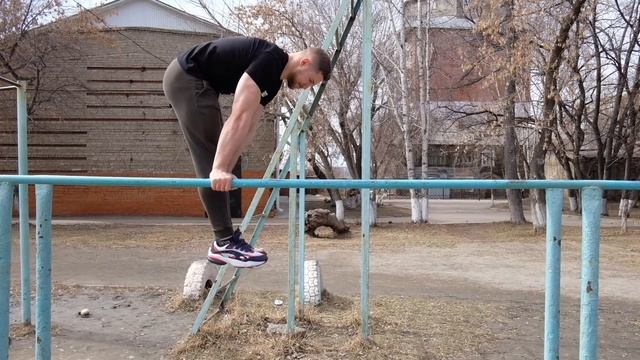 5 УПРАЖНЕНИЙ ДЛЯ МОЩНОГО ПРЕССА НА ТУРНИКЕ смотреть онлайн