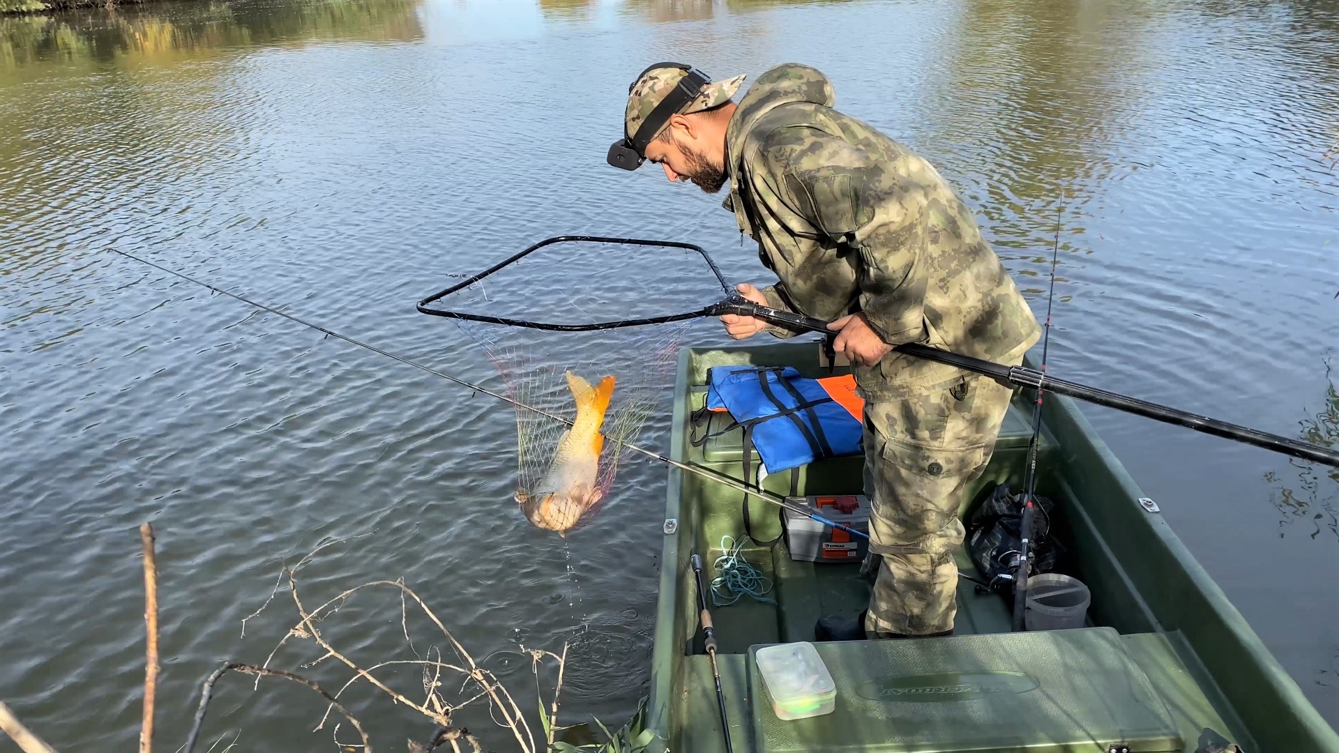 ОСЕННИЙ ЖОР САЗАНА! МНОЖЕСТВО ПОКЛЁВОК! Осенняя рыбалка на ЖМЫХ в ВОЛЖСКИХ дебрях. смотреть онлайн