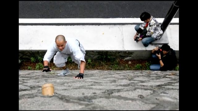 Монах из Шаолиня прошагал в высоту 5 м по стене