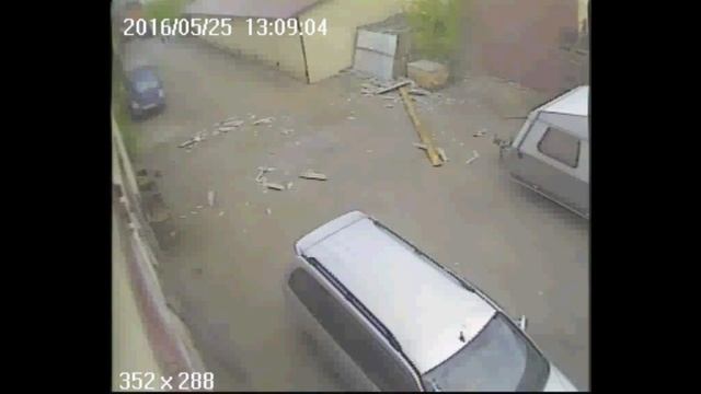 Сорвало часть крыши. Запись с камеры охраны. Чудом ни кто и ни что не пострадало. смотреть онлайн