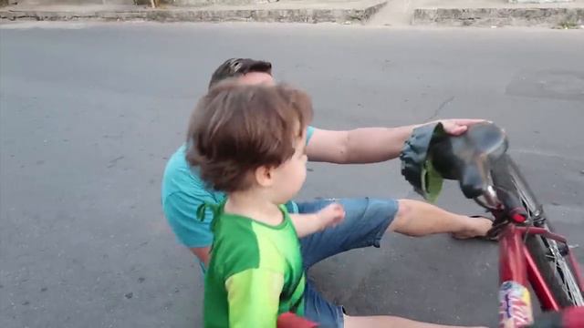 Baby Hulk Finge brincar DE MISSAO DE RESGATE COM SUPER HERÓI смотреть онлайн