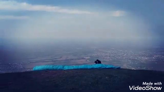 парапланеризм В ГОРАХ КАК ПРАВЕЛЬНО ЛЕТАТЬ НА ПАРАПЛАНЕ! Красота в горах смотреть онлайн