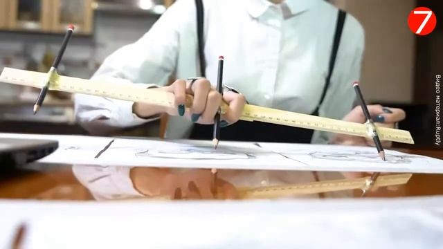 Художница из Алматы рисует три портрета одновременно. смотреть онлайн