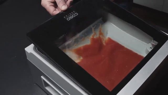 Упаковка жидкостей с помощью вакуумного упаковщика CASO VacuChef 40 смотреть онлайн