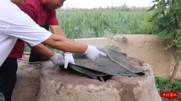 Bought a ostrich and bake it in kiln for half a day｜Uncle Rural Gourmet