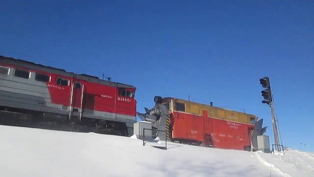 "После ремонта" Тепловоз 2ТЭ10У-0408 с необычно-приветливым свистком и снегоочистителем СДПМ-2330 смотреть онлайн