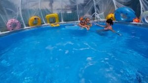 Лето. Купаемся в бассейне. Бассейн каркасный.