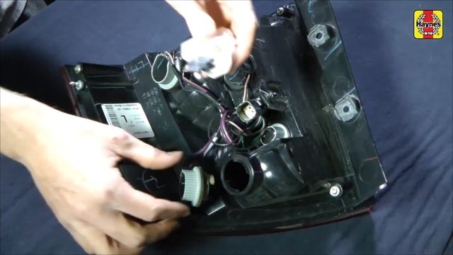 How to Replace the tail light bulbs Ford Edge 2007 - 2014 смотреть онлайн